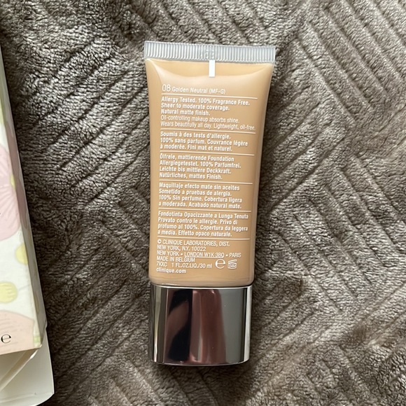 Clinique stay matte oil free makeup “8 golden neutral” shade - Picture 5 of 6